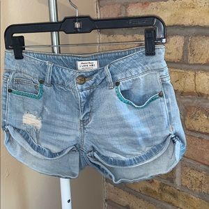 Vintage Charlotte Russe light wash denim shorts !